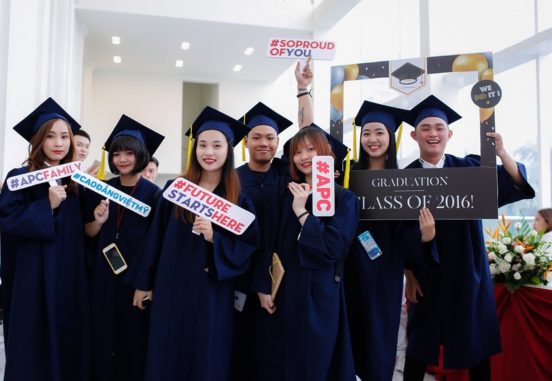 Sinh viên trường Cao đẳng Việt Mỹ - đối tác đào tạo của Cao đẳng Kinh tế  Kỹ thuật Hà Nội được tuyển dụng ngay tại Lễ tốt nghiệp