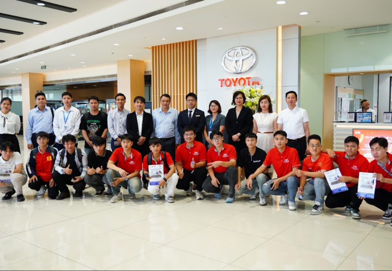 Sinh viên ngành ô tô tham quan địa điểm thực tập tại Hải Phòng.