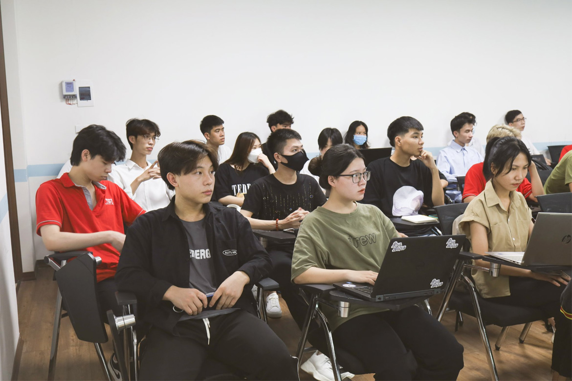 Giờ học lý thuyết của sinh viên Cao đẳng Việt Mỹ Hà Nội