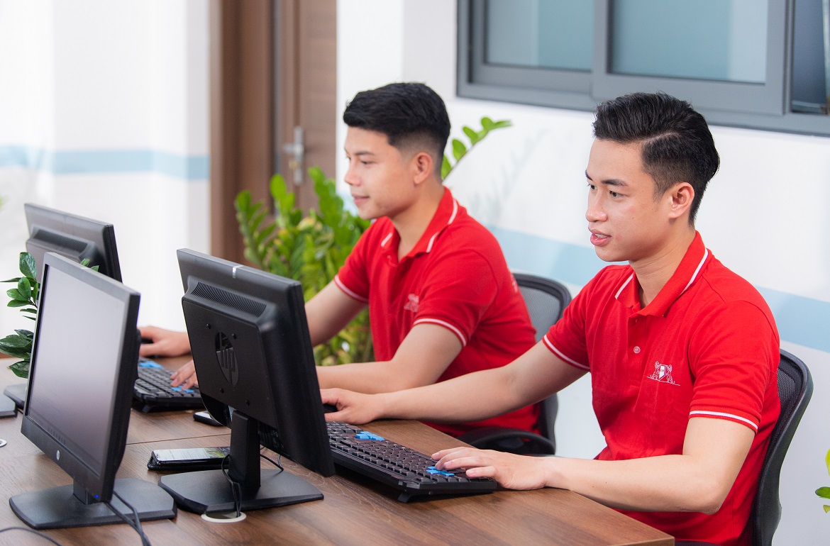 Sinh viên Cao đẳng Việt Mỹ Hà Nội thực hành tại phòng máy
