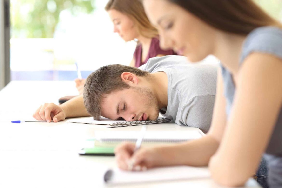 Thức khuya học bài là thói quen xấu của nhiều sinh viên