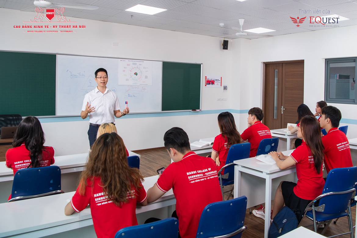 Sinh viên Trường Cao đẳng Kinh tế Kỹ thuật Hà Nội trong giờ học