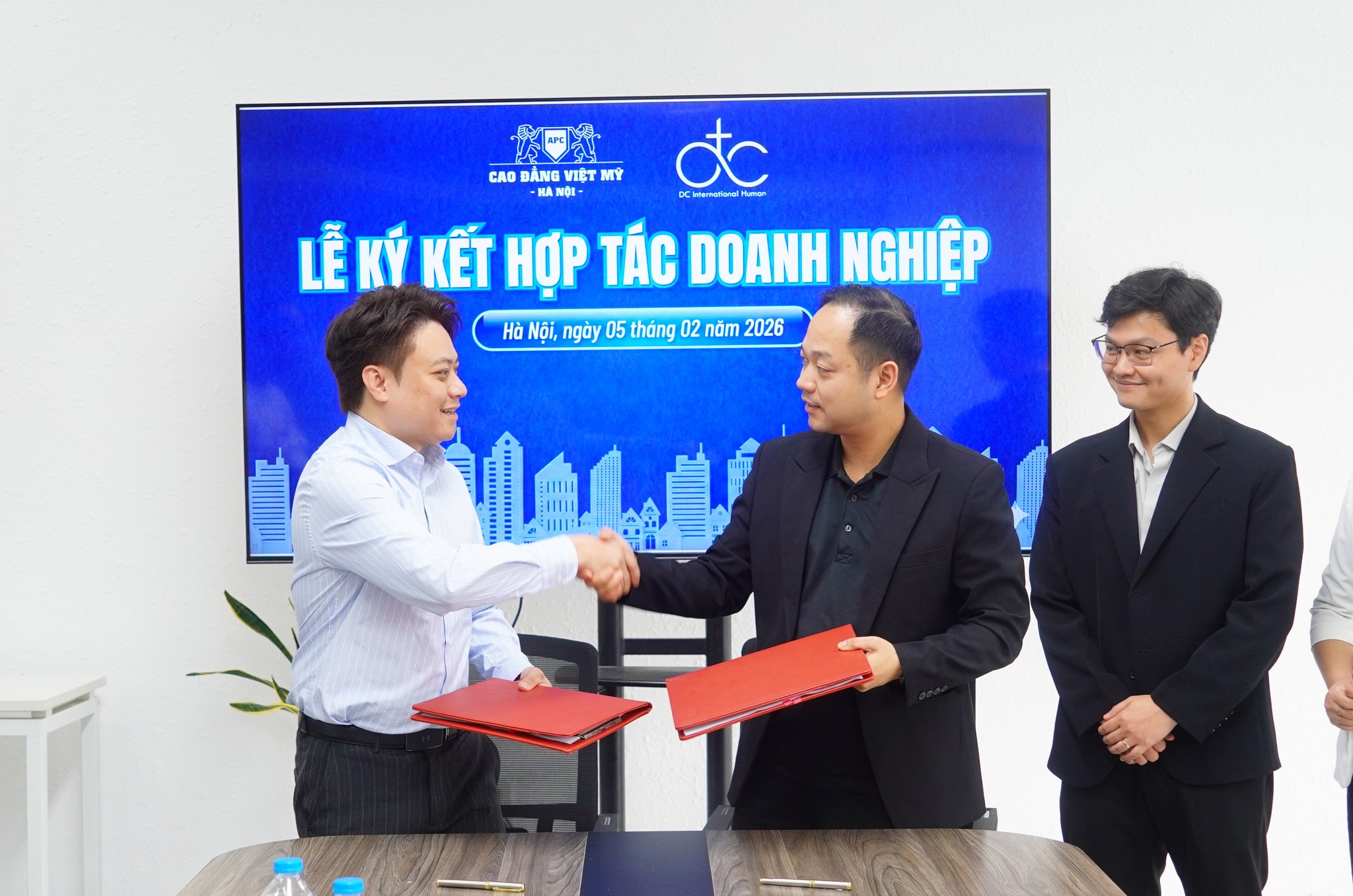 Cao đẳng Việt Mỹ Hà Nội ký kết hợp tác chiến lược cùng DC Group