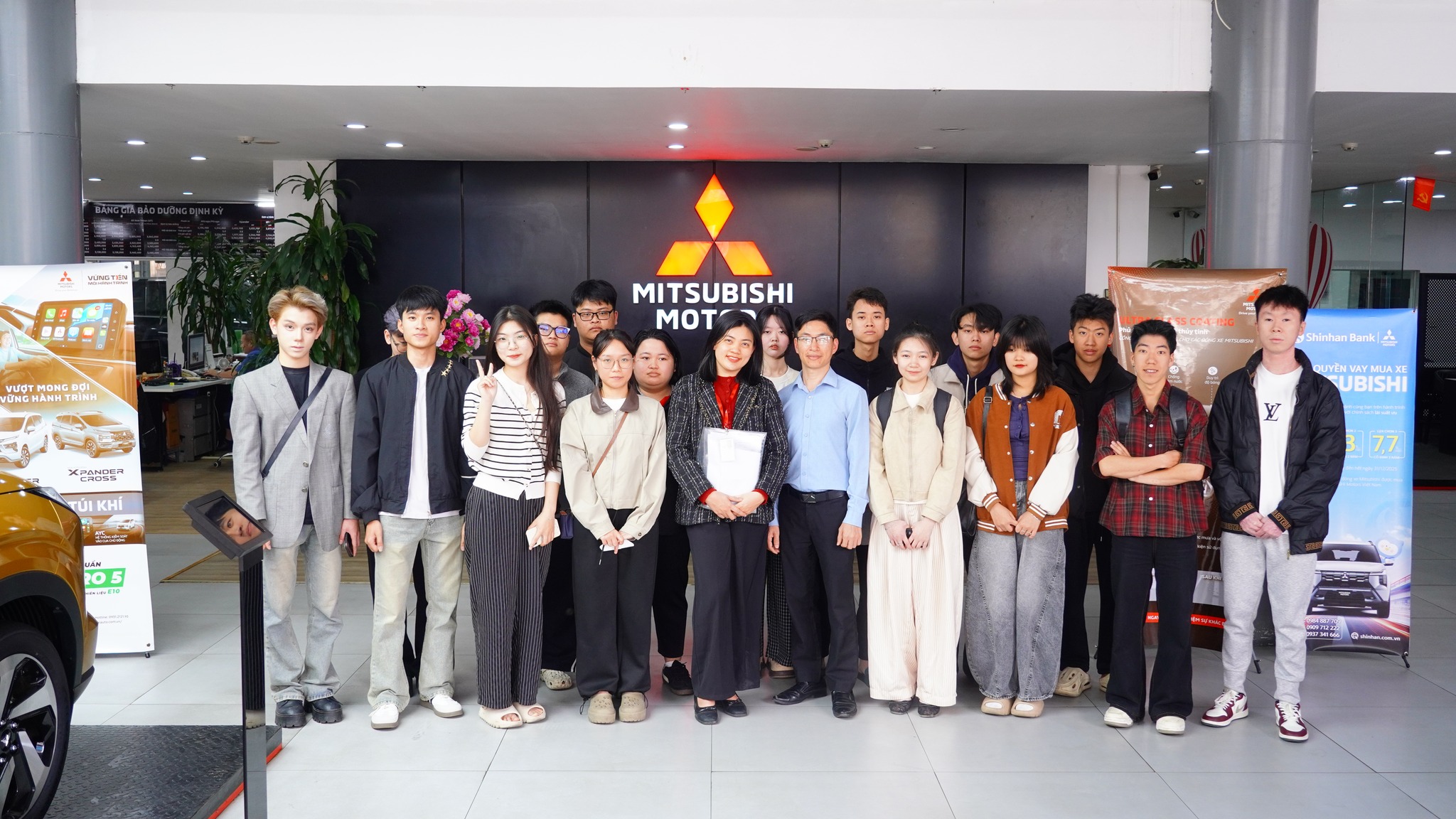 Sinh viên Digital Marketing Việt Mỹ học giao tiếp thực tế tại Mitsubishi Cầu Diễn