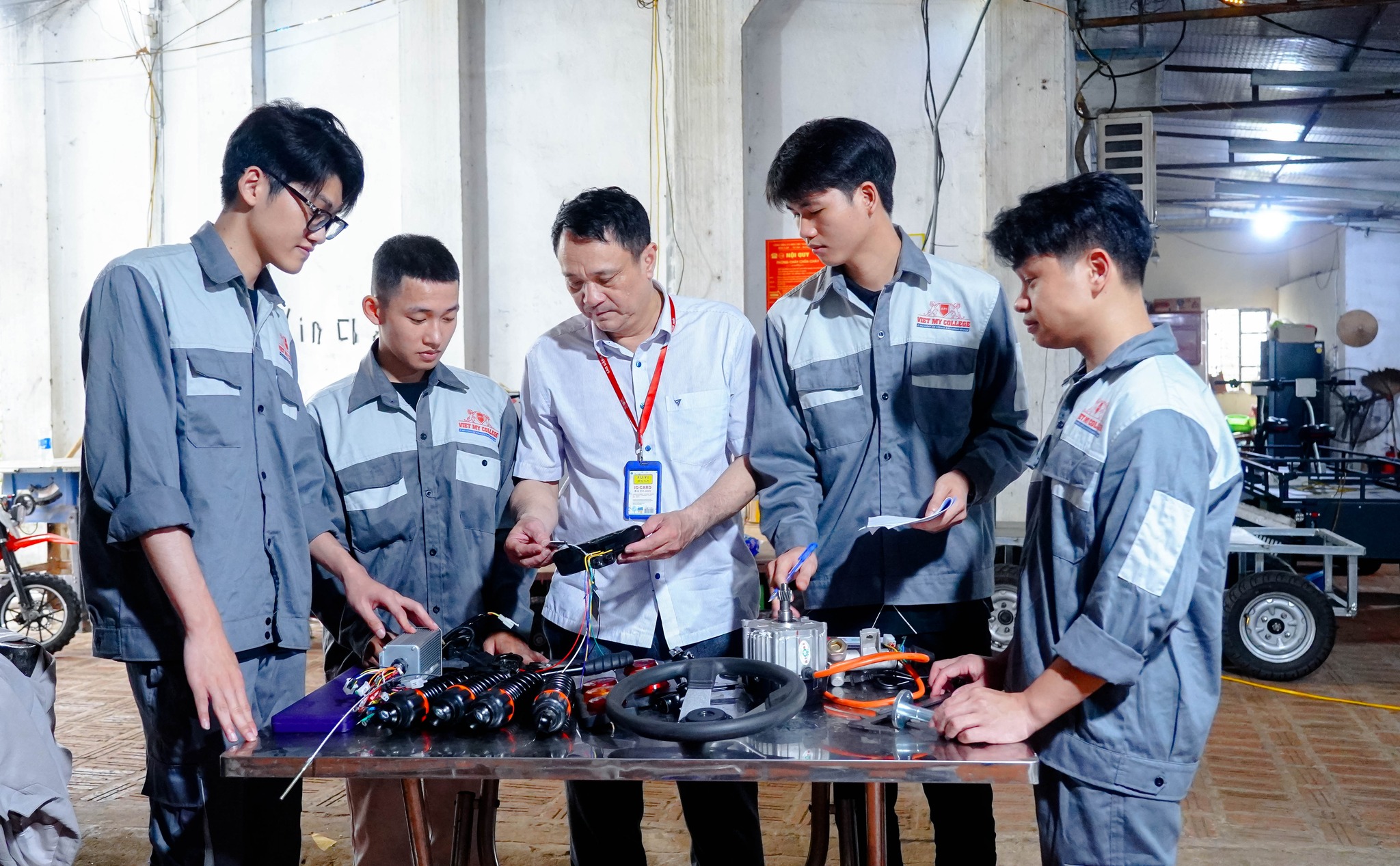 Đào tạo cao đẳng công nghệ ô tô tại Việt Mỹ: Đón đầu tương lai xe điện