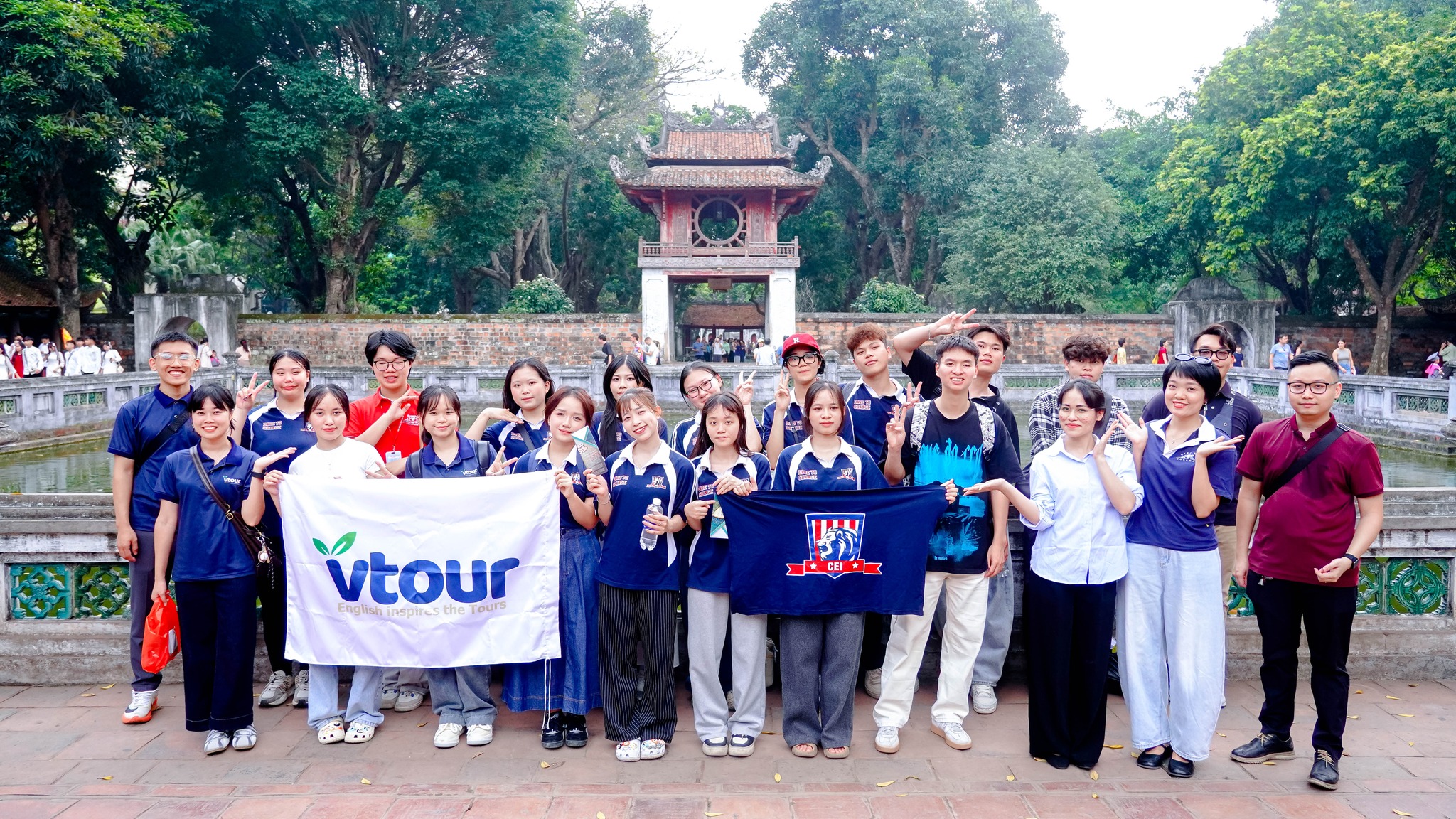 CEI QUEST 2026: Sinh viên ngành Tiếng Anh Thương mại trải nghiệm học tập thực tế tại Văn Miếu Quốc Tử Giám