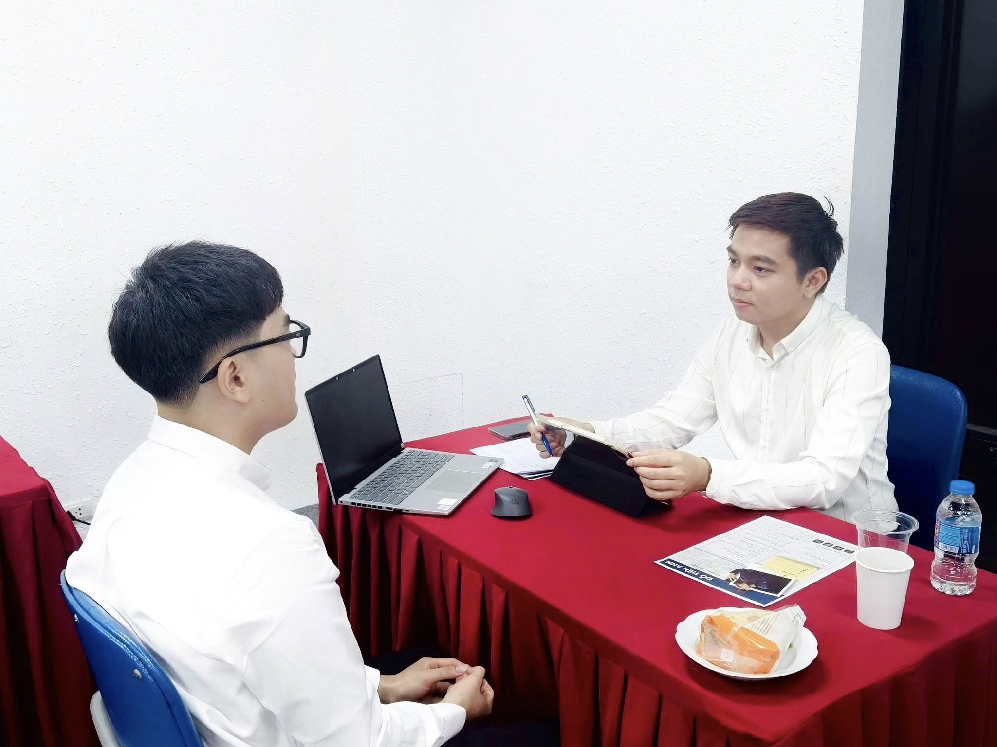 Sinh viên Thiết kế Đồ họa Việt Mỹ trải nghiệm phỏng vấn giả lập như doanh nghiệp thực tế