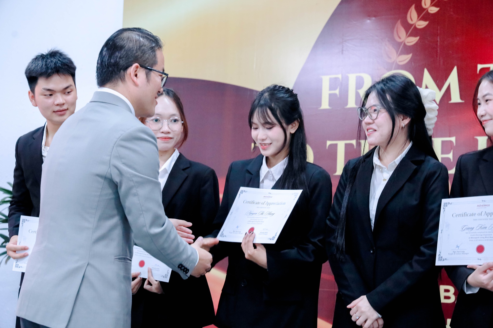 Cao đẳng Việt Mỹ Hà Nội trao chứng nhận nghiệp vụ quốc tế cho sinh viên ngành Quản trị Khách sạn