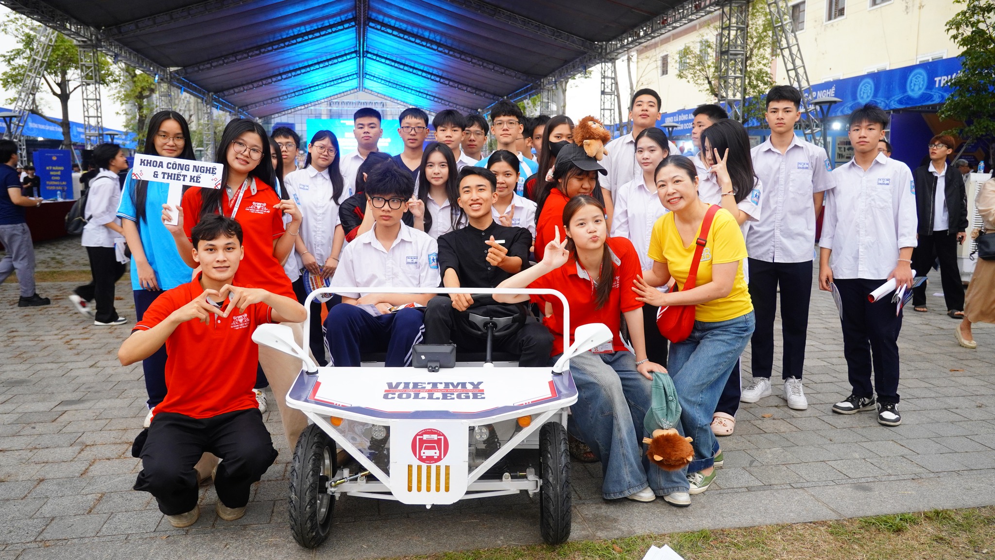 Xe ô tô điện do sinh viên ngành Công nghệ Ô tô – Việt Mỹ chế tạo gây ấn tượng tại Ngày hội GDNN 2026