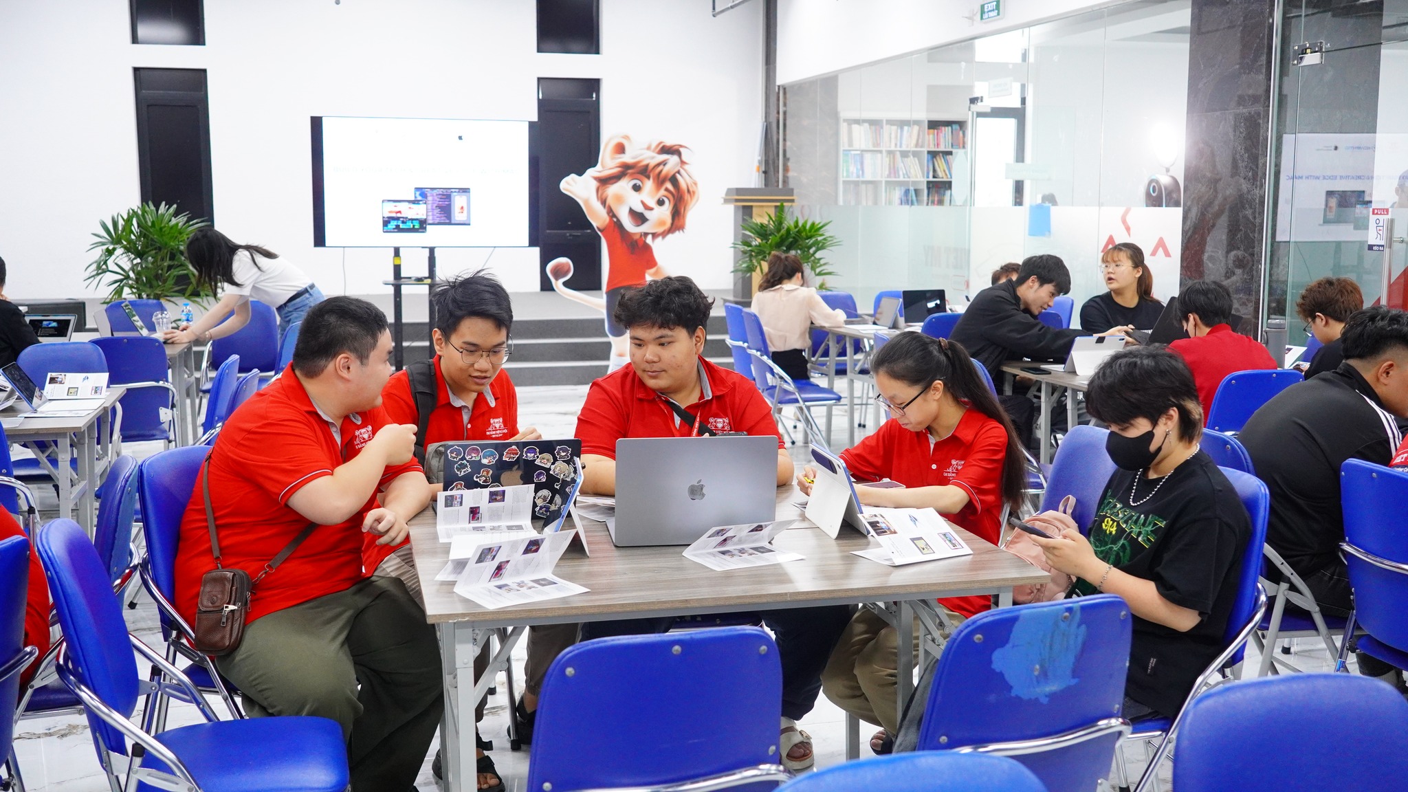Sinh viên Việt Mỹ trải nghiệm hệ sinh thái Apple tại Workshop “Build Your IT Edge with Mac”