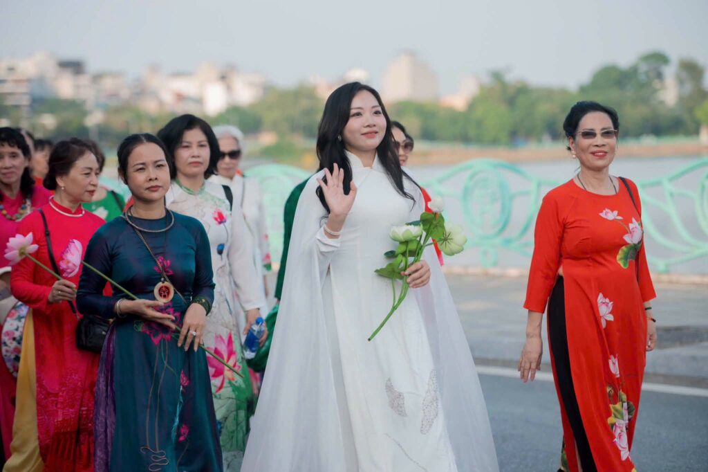 Chúc mừng Giảng viên - ThS Phạm Hồng Anh với vai trò Giám đốc sản xuất Chương trình nghệ thuật Sen Việt