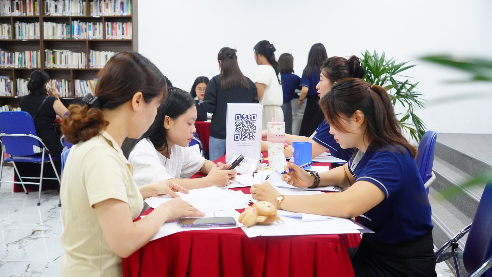 Chào mừng tân sinh viên K26 Hệ 9+ nhập học: Viet My By Your Side