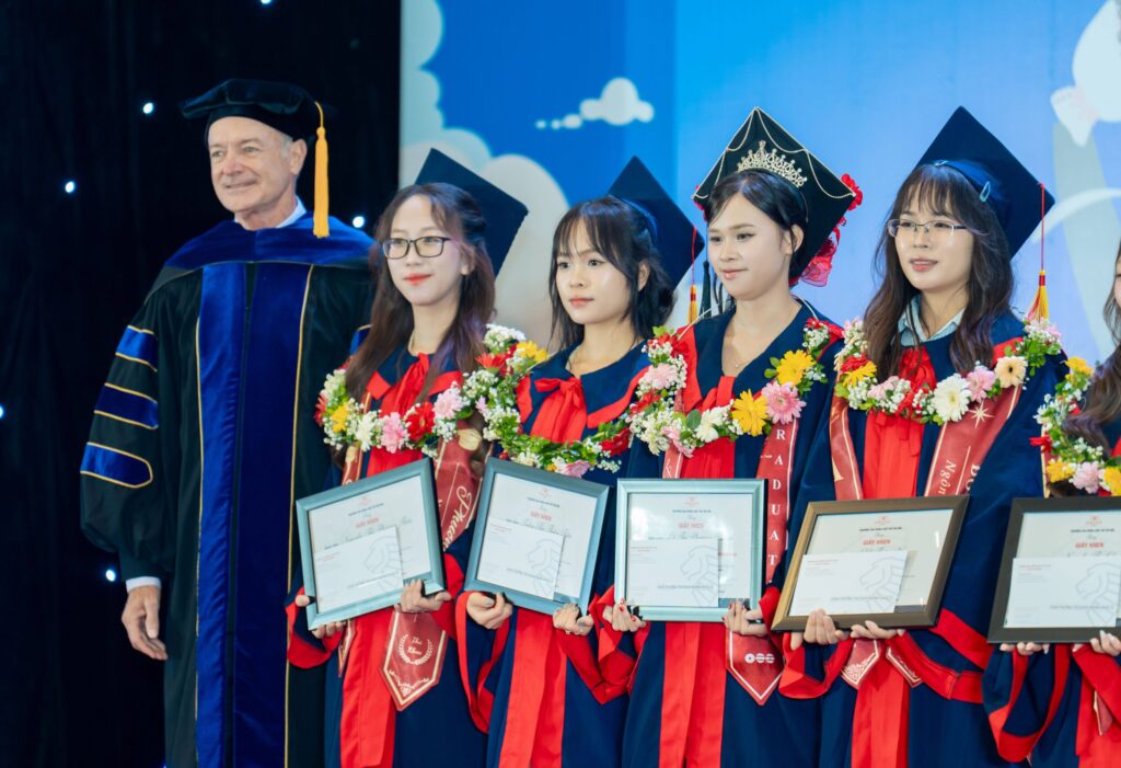 LỄ TỐT NGHIỆP CAO ĐẲNG VIỆT MỸ HÀ NỘI 2026: DẤU ẤN VIỆT MỸ - HÀNH TRÌNH KHÁC BIỆT ĐỂ THÀNH CÔNG