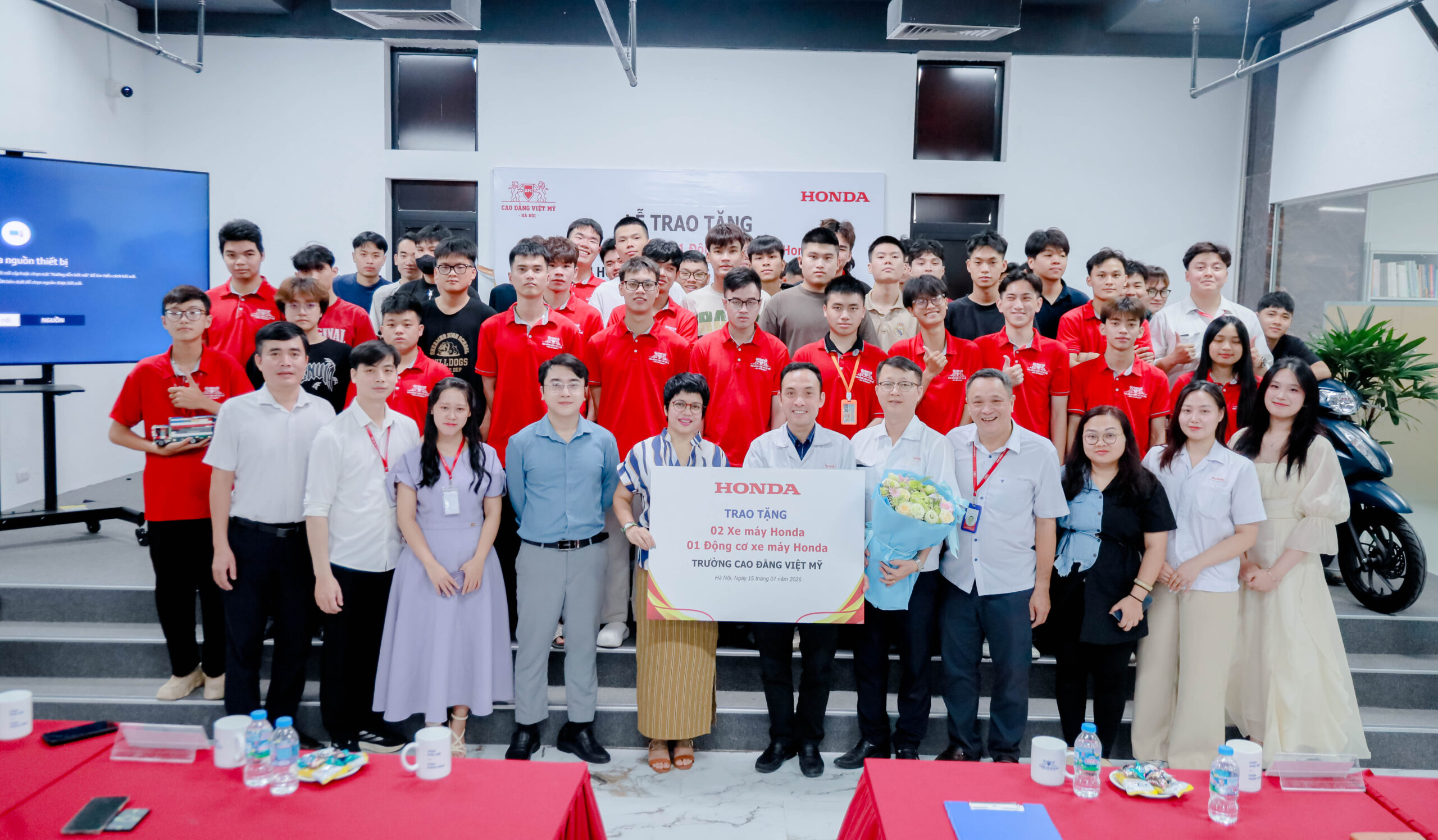 Công ty Honda Việt Nam tài trợ Cao đẳng Việt Mỹ Hà Nội xe máy & động cơ phục vụ hoạt động giảng dạy