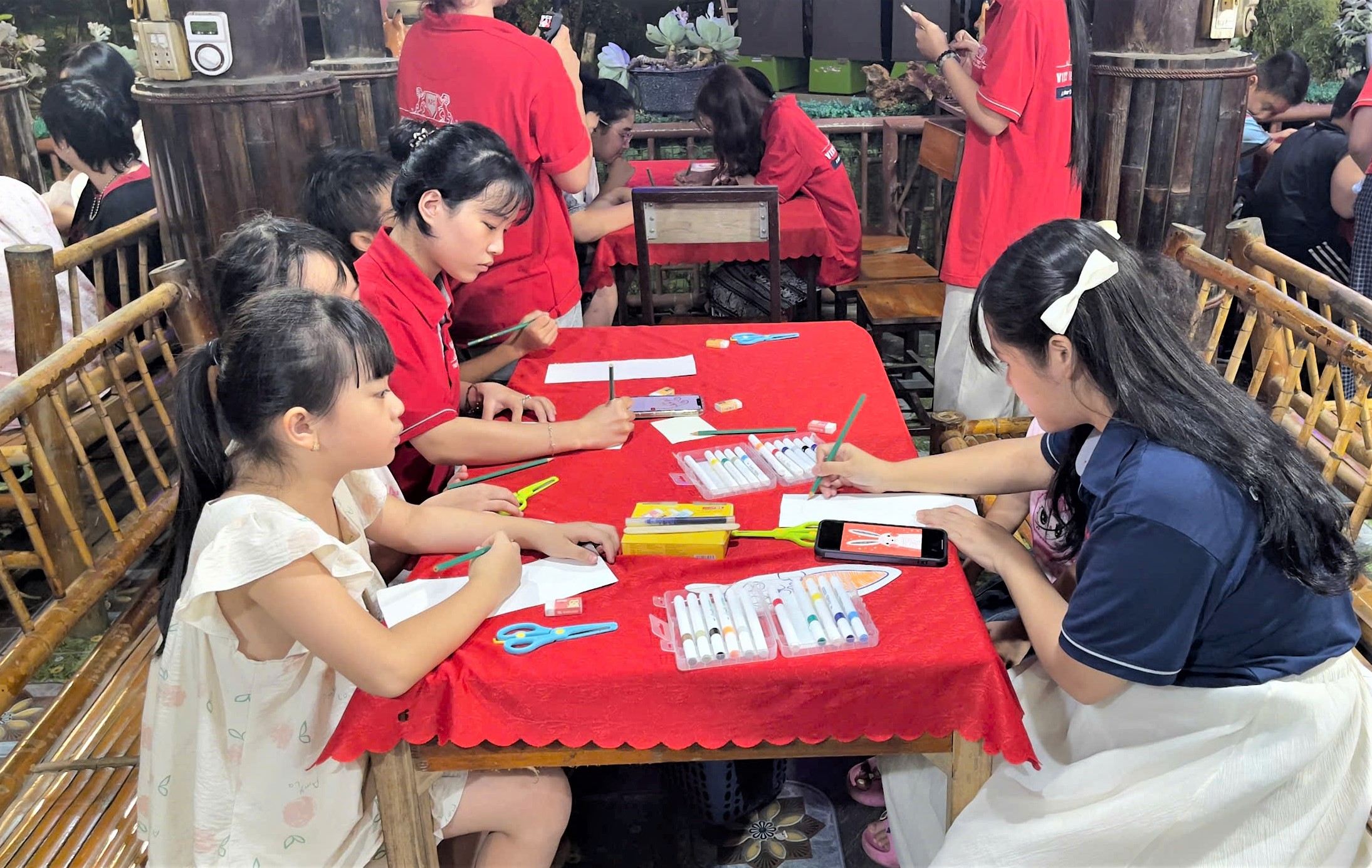 Workshop dạy mỹ thuật cộng đồng cho trẻ nhỏ tại Mai Châu của sinh viên Thiết kế đồ họa Việt Mỹ