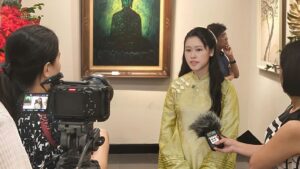 [HÀ NỘI TV] Giảng viên Phạm Hồng Hạnh trả lời phỏng vấn tại triển lãm “Mật ngữ thời gian”