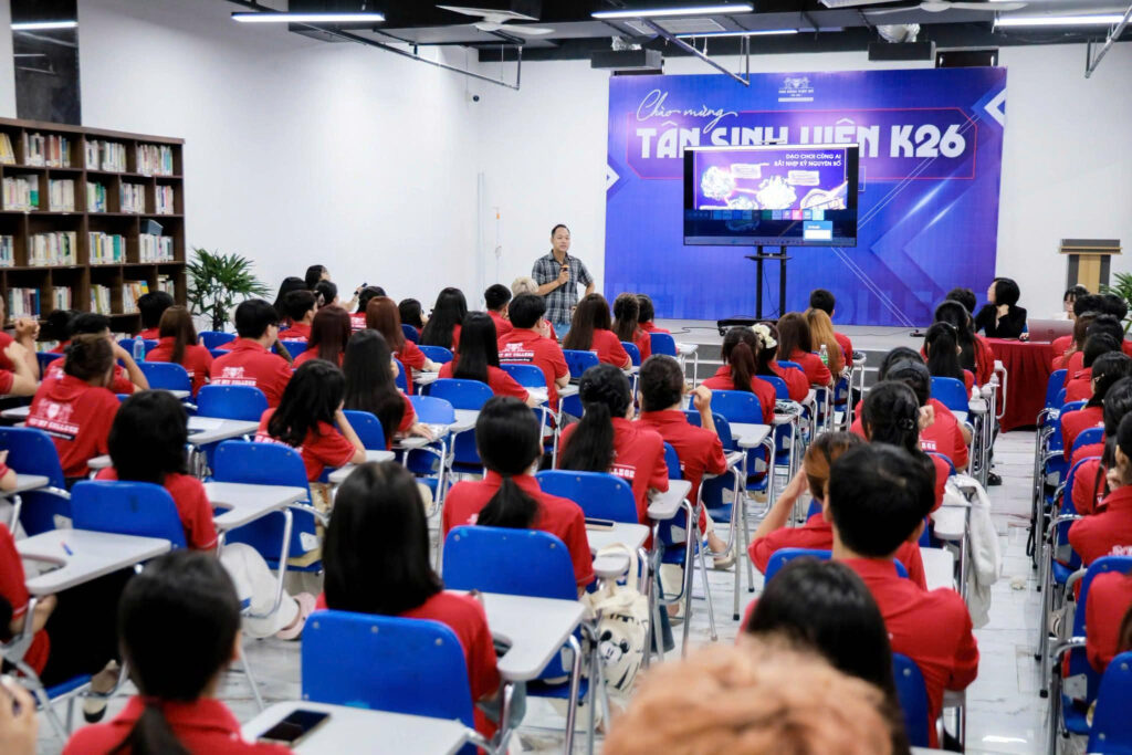 [Báo Tuổi trẻ] Cách Cao đẳng Việt Mỹ Hà Nội dạy sinh viên làm chủ AI