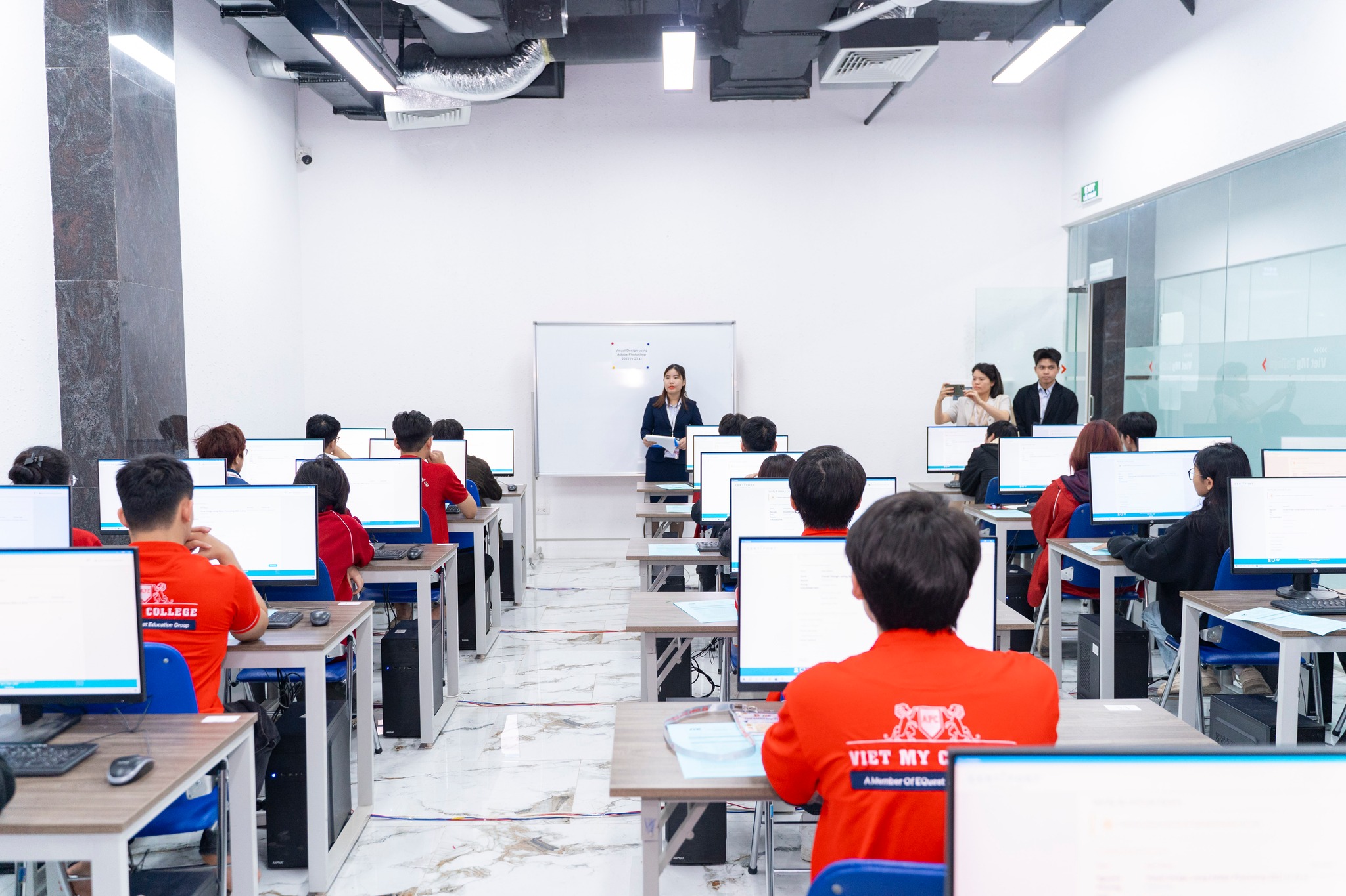 Đội tuyển APC.HN chụp ảnh lưu niệm sau vòng thi đấu