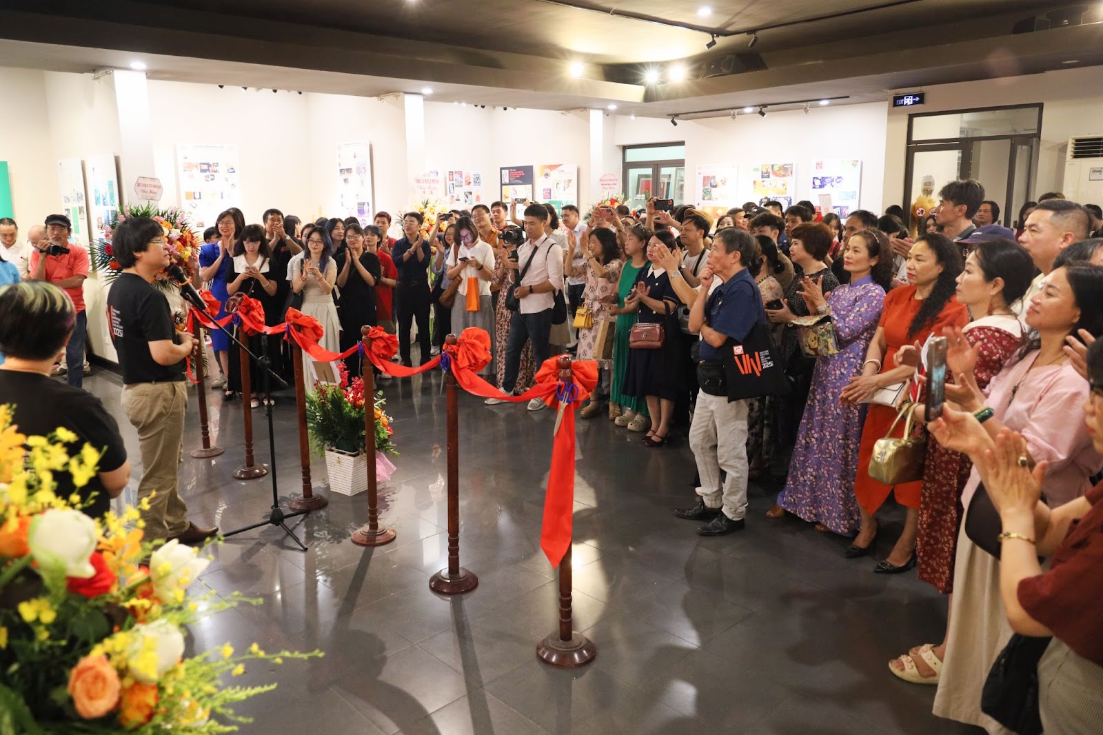 Sinh viên trường Cao đẳng Việt Mỹ Hà Nội bất ngờ “gây bão” với thiết kế được chọn trưng bày tại triển lãm Bìa sách – báo Toàn quốc