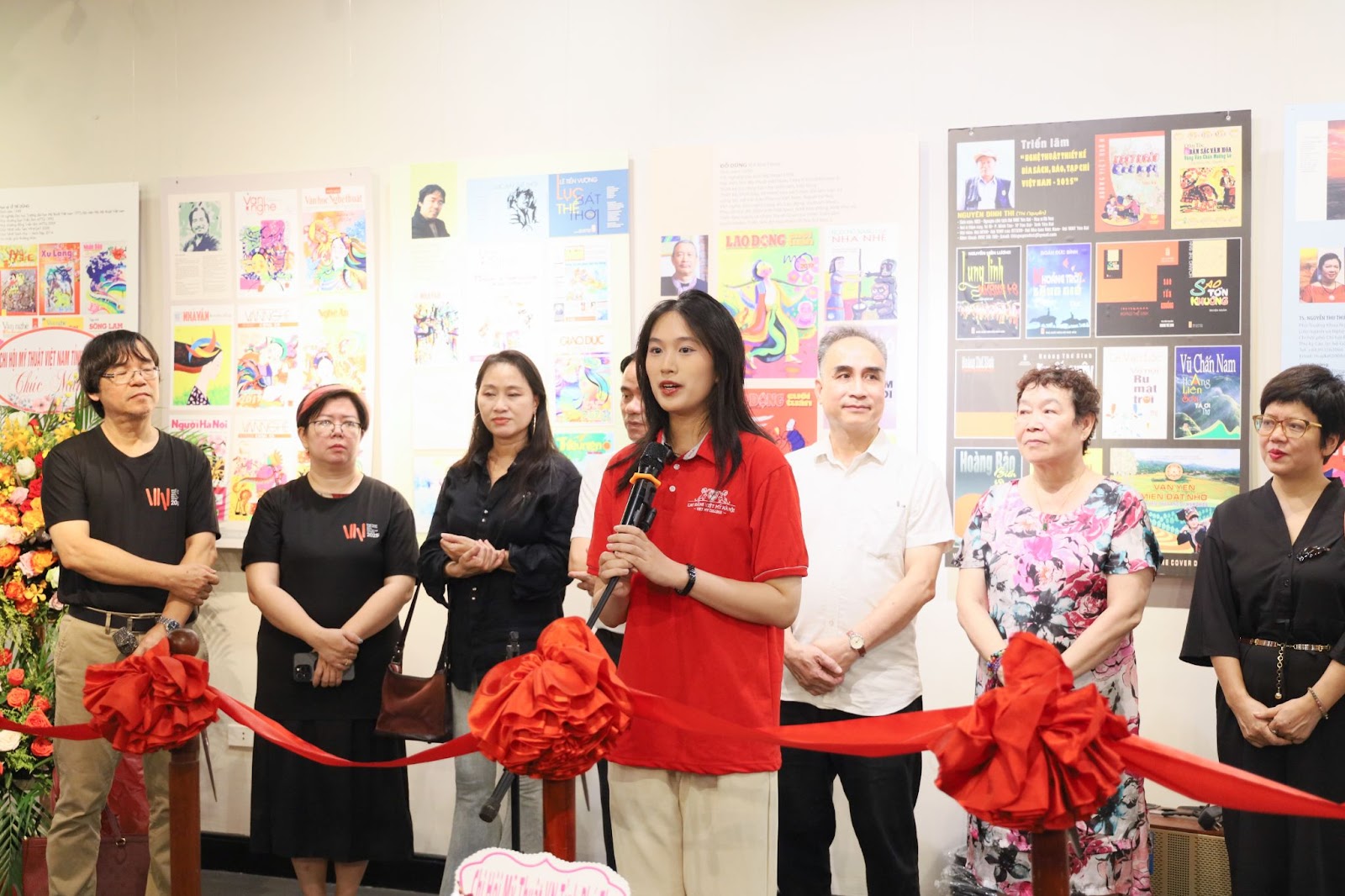 Khách tham quan triển lãm bìa sách báo toàn quốc