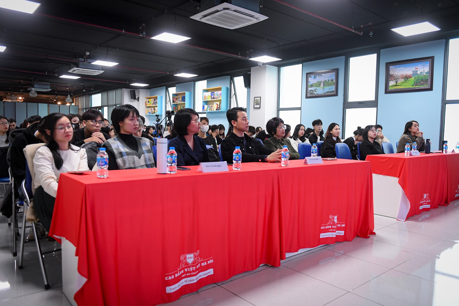GẦN 200 SINH VIÊN THAM DỰ WORKSHOP “TƯ DUY HÌNH ẢNH CƠ BẢN TRONG TRUYỀN THÔNG – MARKETING” TẠI TRƯỜNG CAO ĐẲNG VIỆT MỸ HÀ NỘI