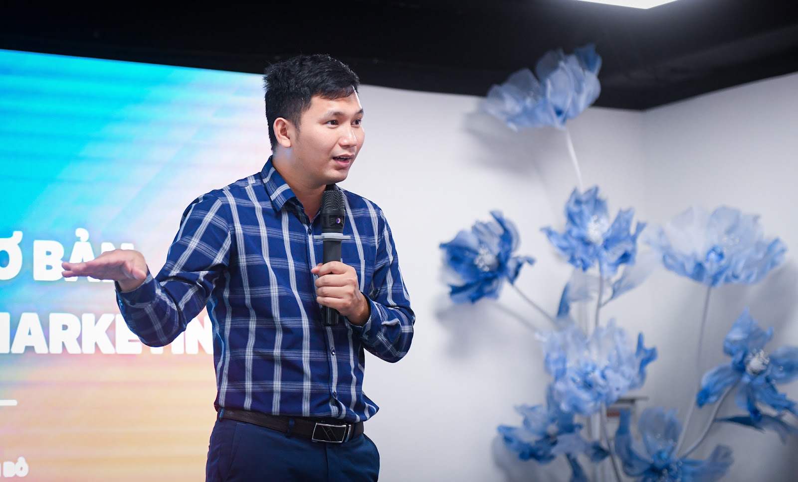 GẦN 200 SINH VIÊN THAM DỰ WORKSHOP “TƯ DUY HÌNH ẢNH CƠ BẢN TRONG TRUYỀN THÔNG - MARKETING