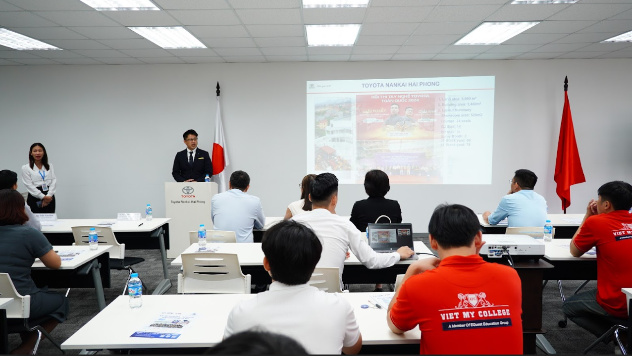 Sinh viên ngành ô tô tham quan địa điểm thực tập tại Hải Phòng.