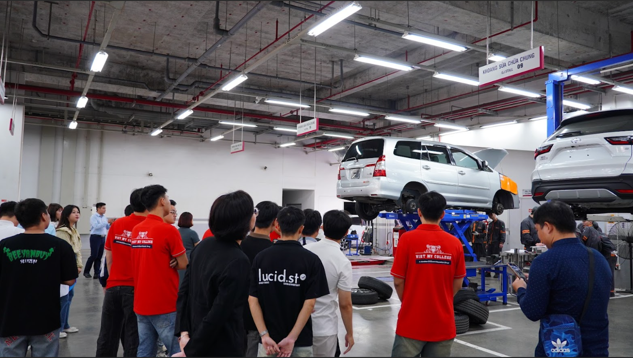 Sinh viên ngành ô tô tham quan địa điểm thực tập tại Hải Phòng.