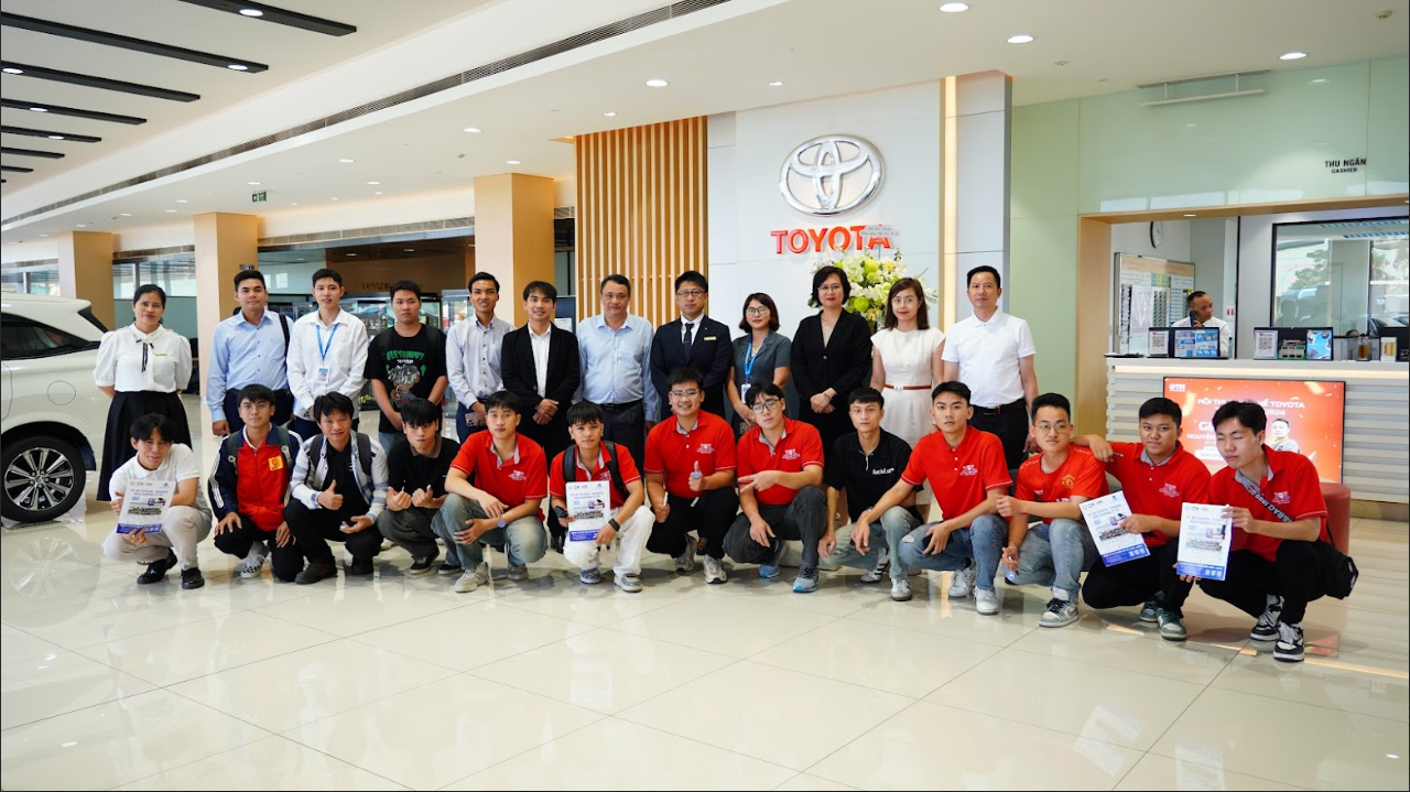 Sinh viên ngành ô tô tham quan địa điểm thực tập tại Hải Phòng.