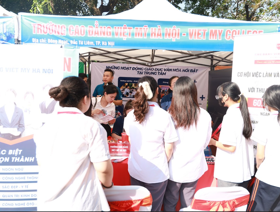 Trường Cao Đẳng Việt Mỹ Hà Nội tham gia sự kiện giáo dục hướng nghiệp tại Trung tâm Giáo dục Thường xuyên Tây Hồ