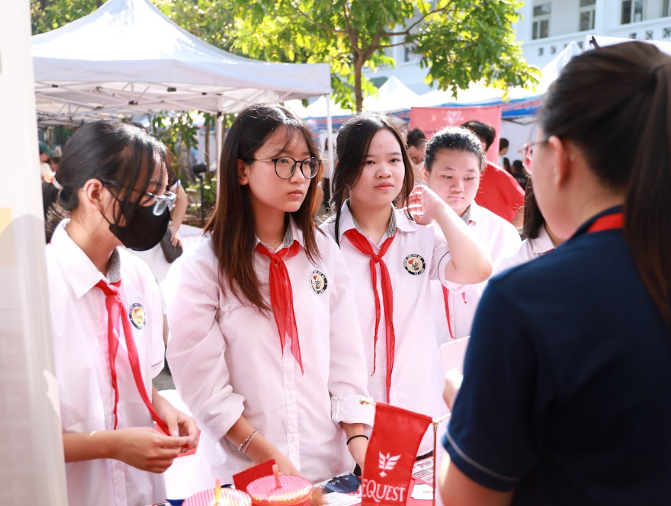 Trường Cao Đẳng Việt Mỹ Hà Nội tham gia sự kiện giáo dục hướng nghiệp tại Trung tâm Giáo dục Thường xuyên Tây Hồ