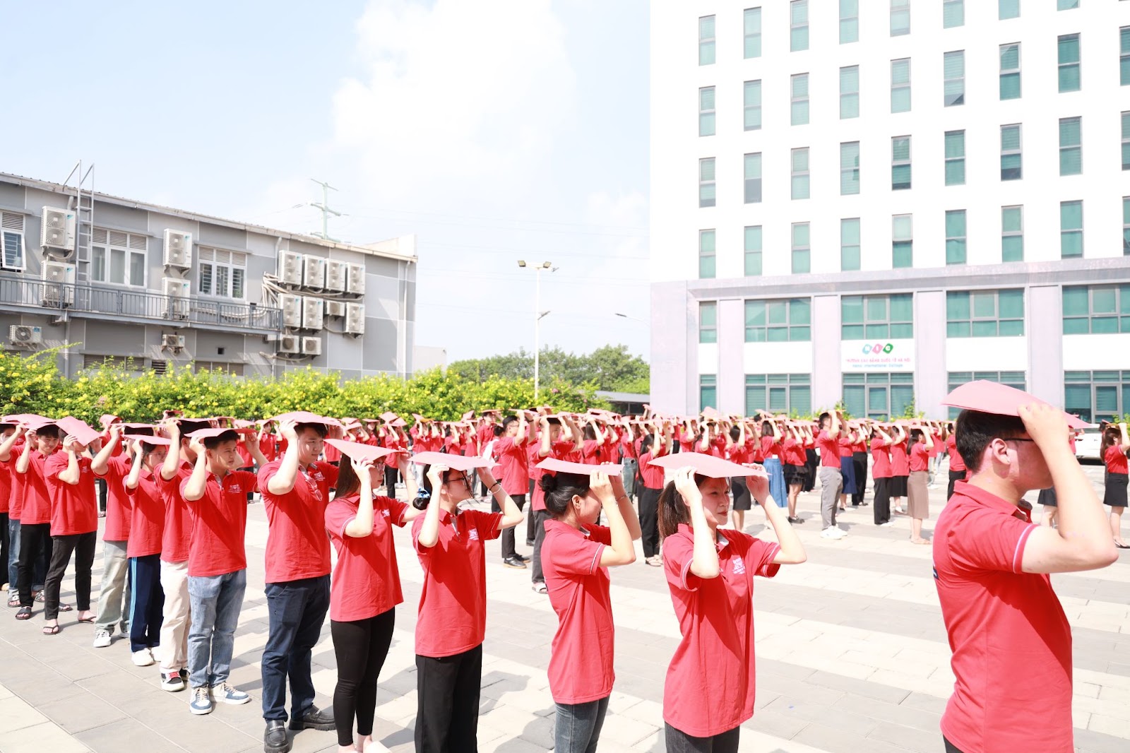 Hơn 300 giảng viên, sinh viên Việt Mỹ Hà Nội chào mừng ngày quốc khánh mùng 2-9-2024