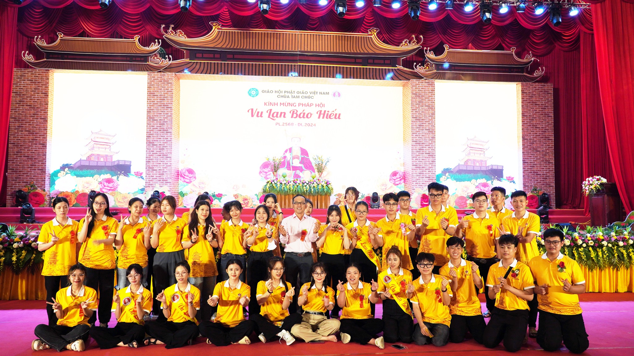 Sinh viên Việt Mỹ Hà Nội tham quan và tham dự lễ Vu Lan 2024 tại chùa Tam Chúc - Hà Nam