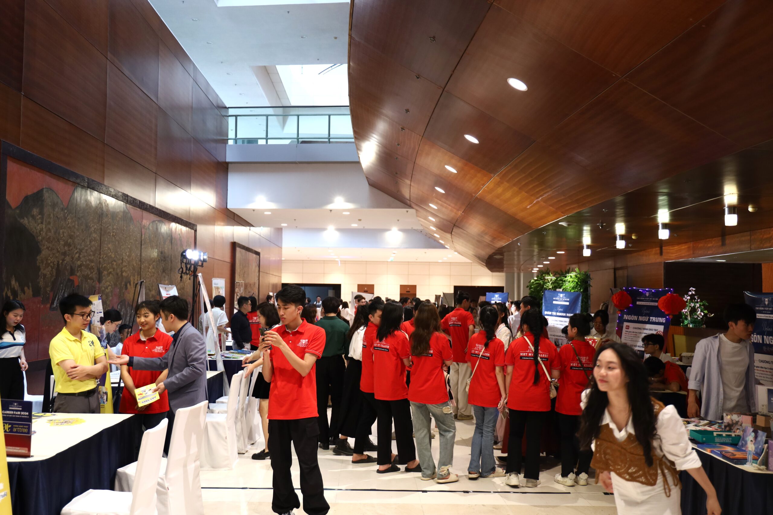 Cầu Nối Thành Công: Hội Chợ Ngành Nghề Career Fair Mở Rộng Cơ Hội Nghề Nghiệp cho Sinh Viên Cao Đẳng Việt Mỹ Hà Nội
