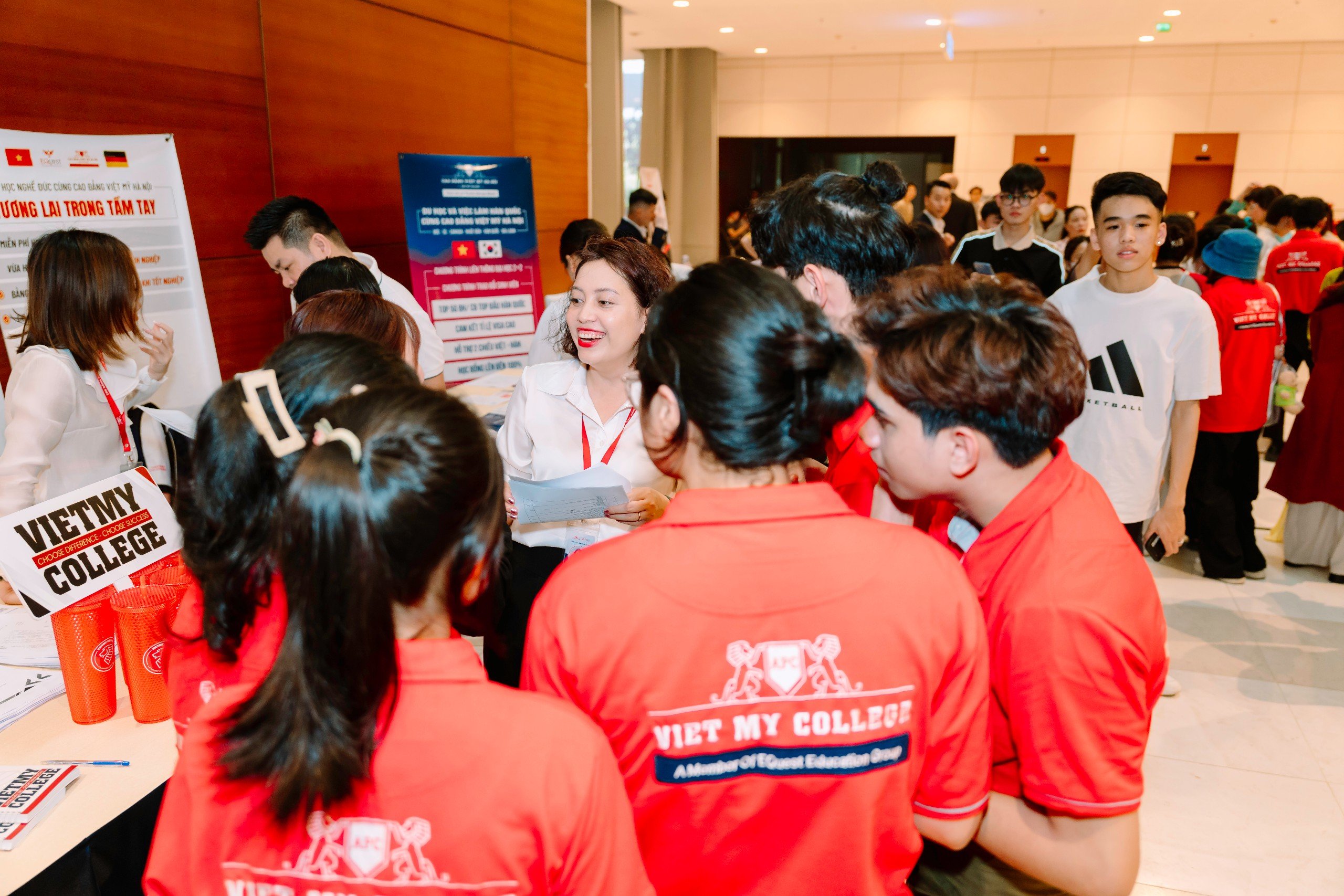 Cầu Nối Thành Công: Hội Chợ Ngành Nghề Career Fair Mở Rộng Cơ Hội Nghề Nghiệp cho Sinh Viên Cao Đẳng Việt Mỹ Hà Nội