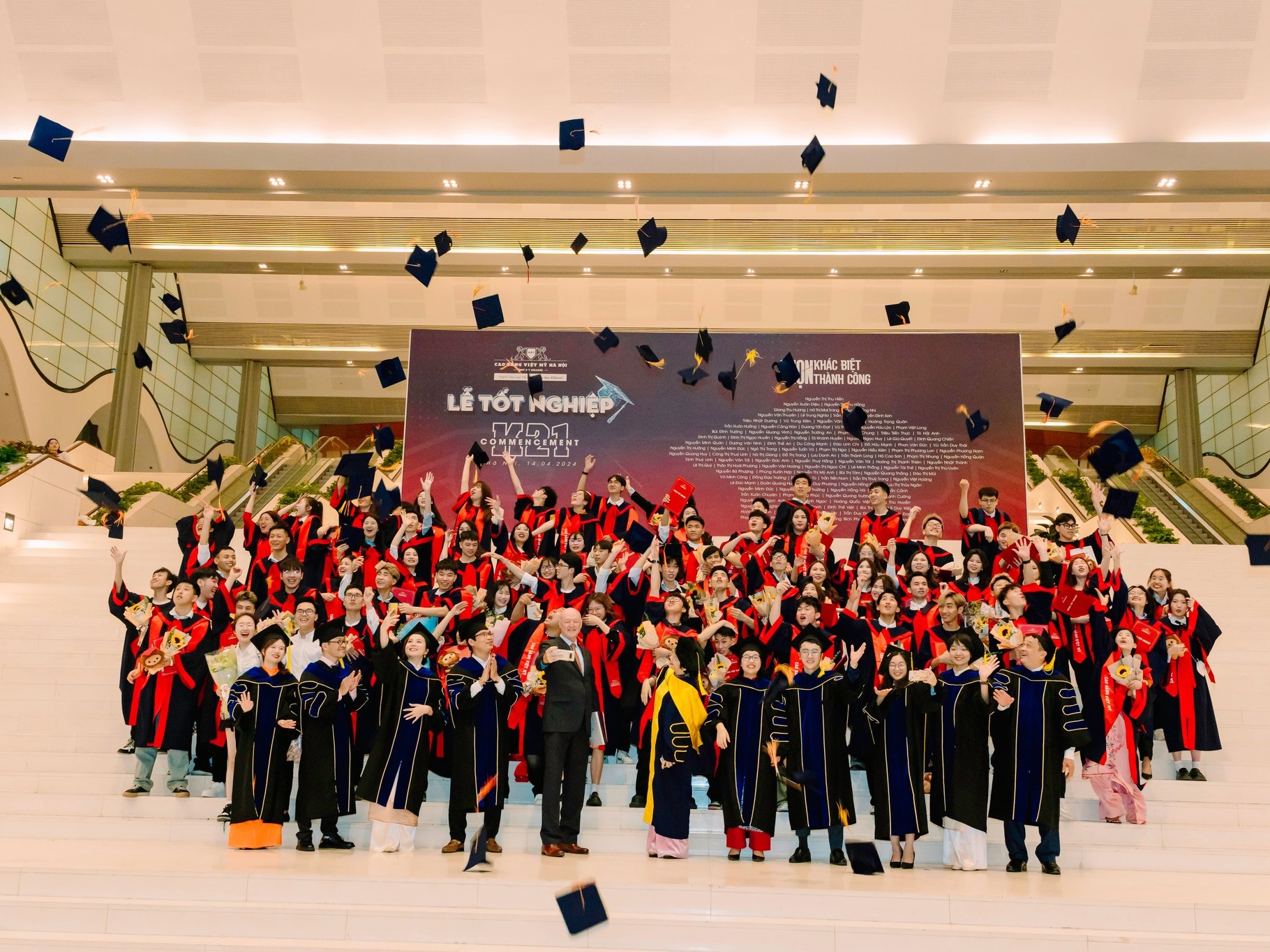 Khởi Đầu Mới: Tân Cử Nhân K21 Trường Cao Đẳng Việt Mỹ Hà Nội Rạng Rỡ Trong Ngày Lễ Tốt Nghiệp