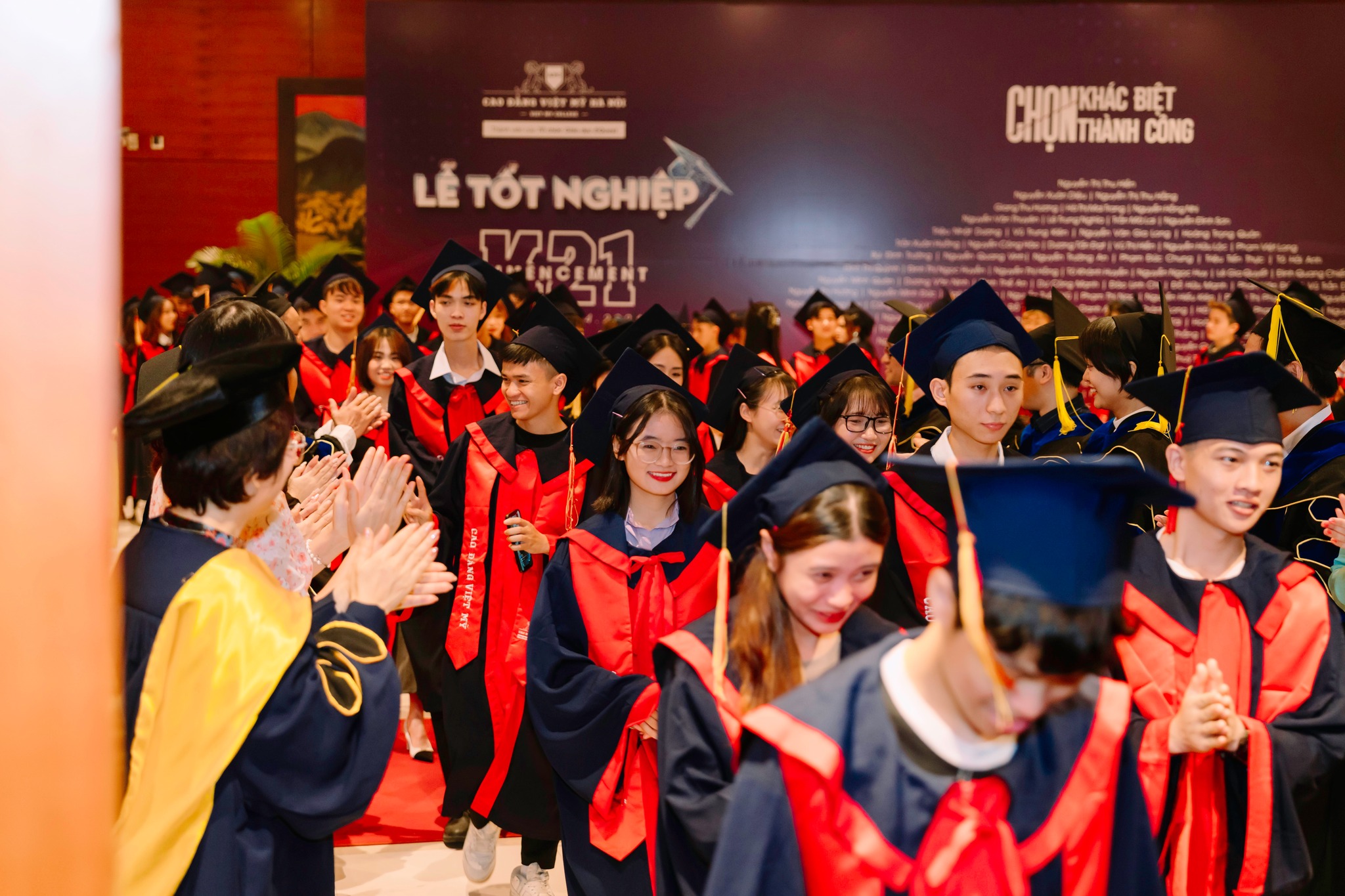 Khởi Đầu Mới: Tân Cử Nhân K21 Trường Cao Đẳng Việt Mỹ Hà Nội Rạng Rỡ Trong Ngày Lễ Tốt Nghiệp