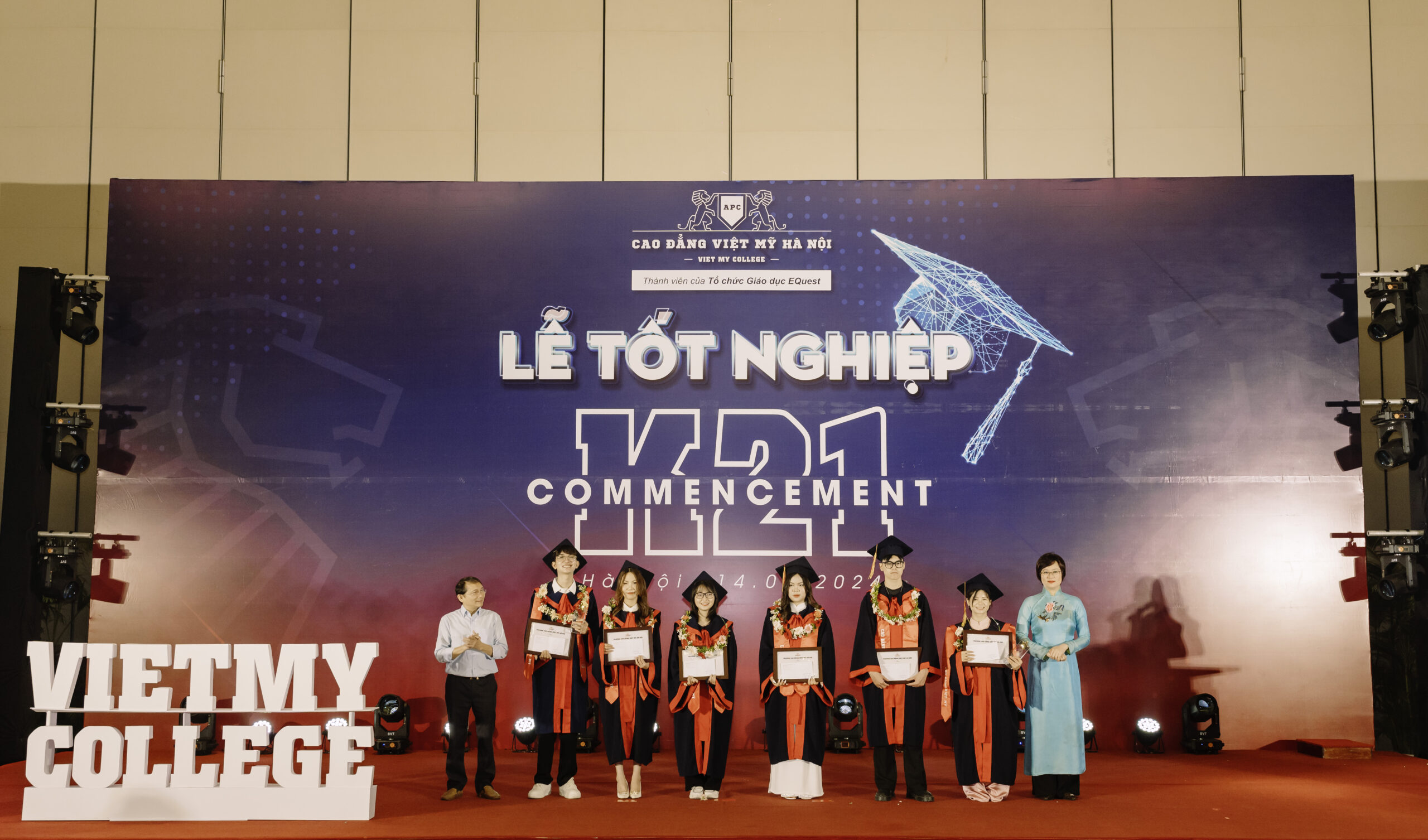 Khởi Đầu Mới: Tân Cử Nhân K21 Trường Cao Đẳng Việt Mỹ Hà Nội Rạng Rỡ Trong Ngày Lễ Tốt Nghiệp