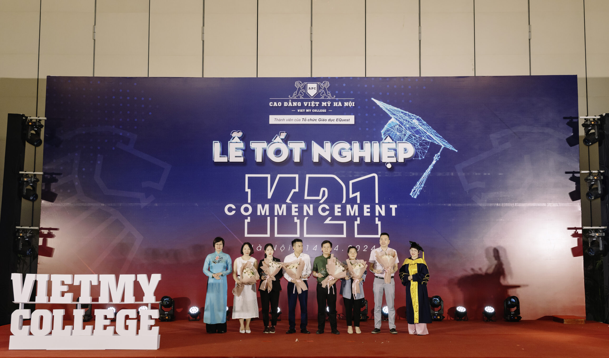 Khởi Đầu Mới: Tân Cử Nhân K21 Trường Cao Đẳng Việt Mỹ Hà Nội Rạng Rỡ Trong Ngày Lễ Tốt Nghiệp