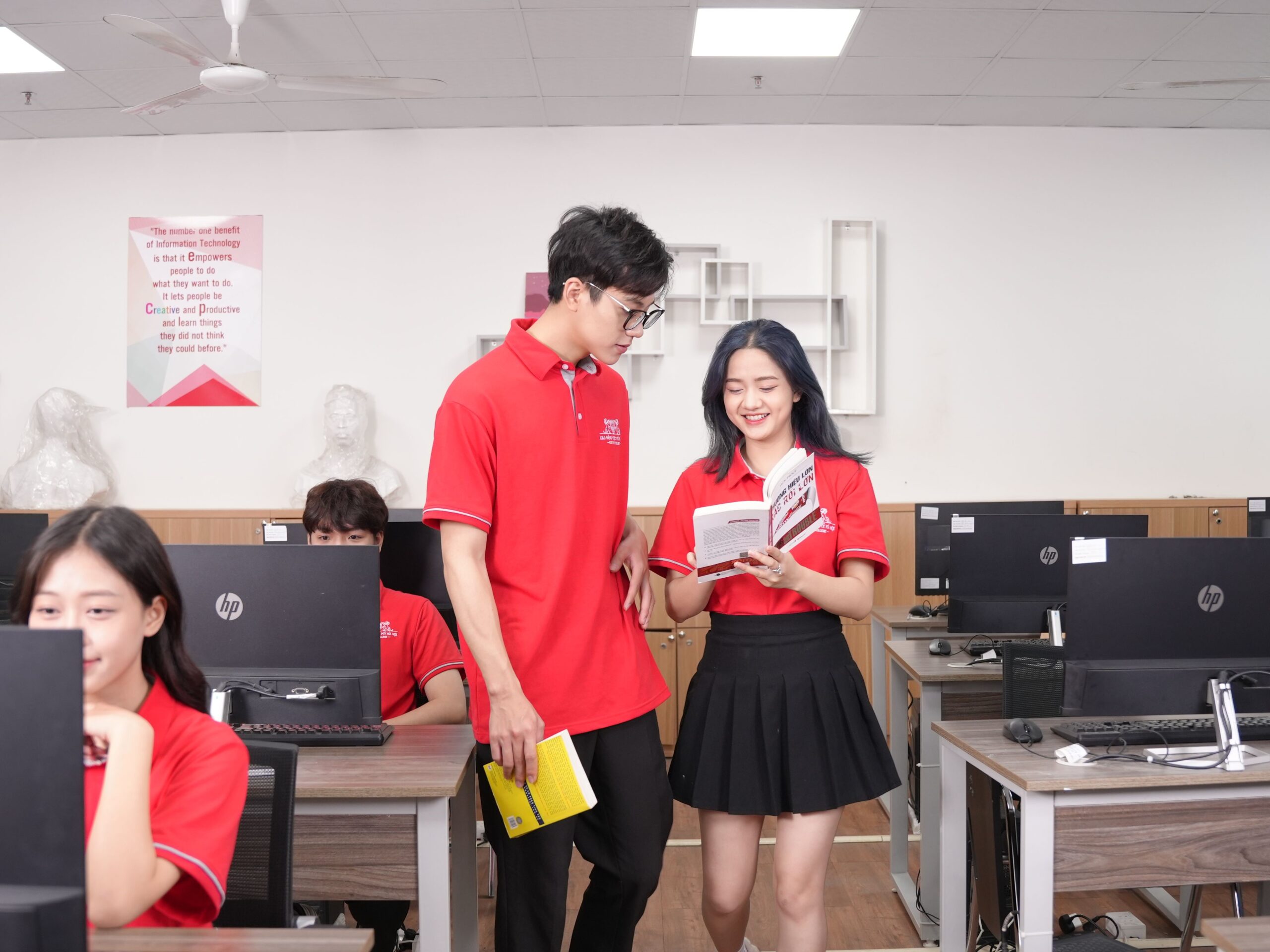 Ngành Quản Trị Bán Hàng Đa Phương Tiện: Khám Phá Ngành Quản Trị Bán Hàng Đa Phương Tiện Tại Cao Đẳng Việt Mỹ Hà Nội