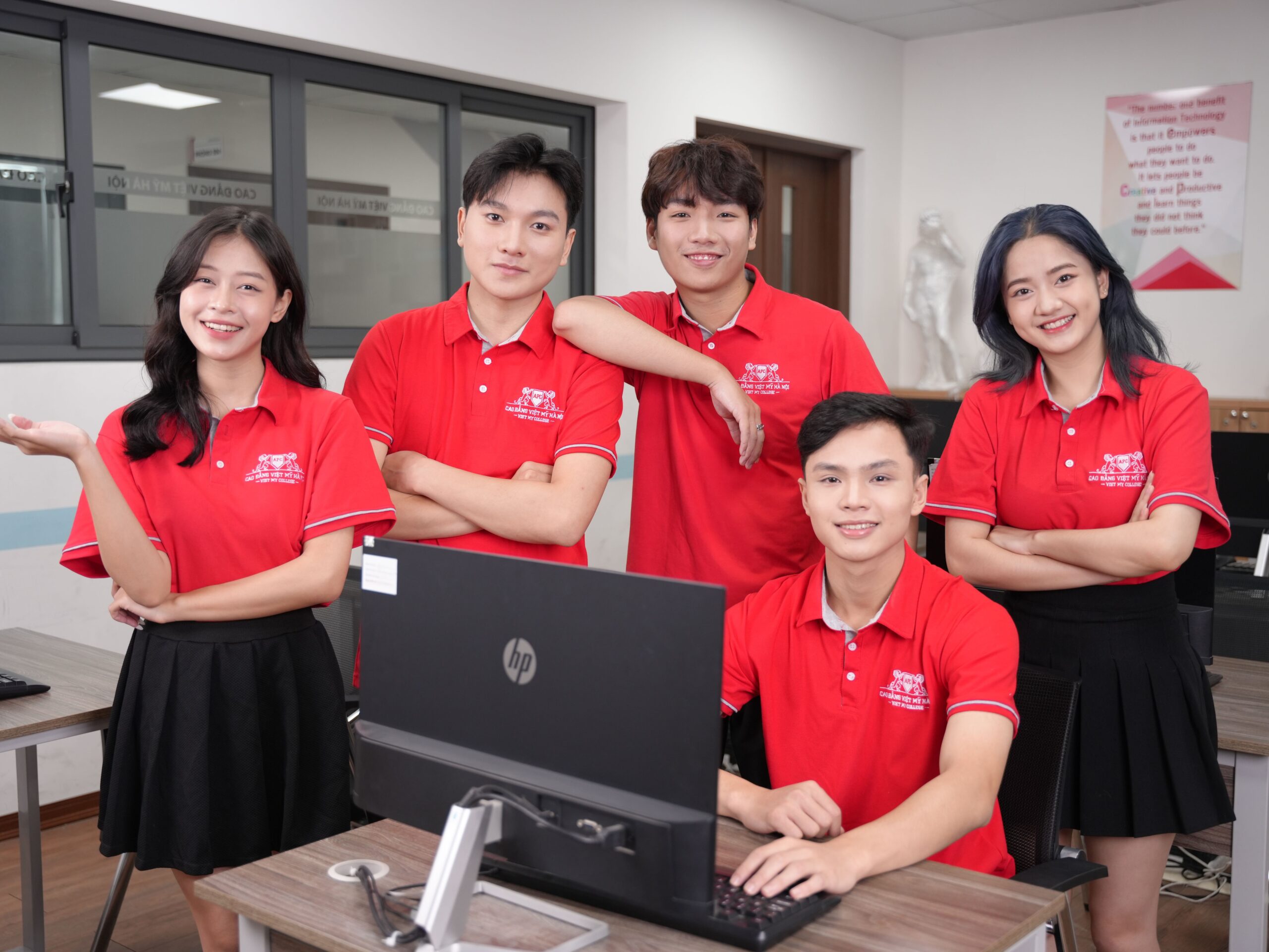 Ngành Quản Trị Bán Hàng Đa Phương Tiện: Khám Phá Ngành Quản Trị Bán Hàng Đa Phương Tiện Tại Cao Đẳng Việt Mỹ Hà Nội